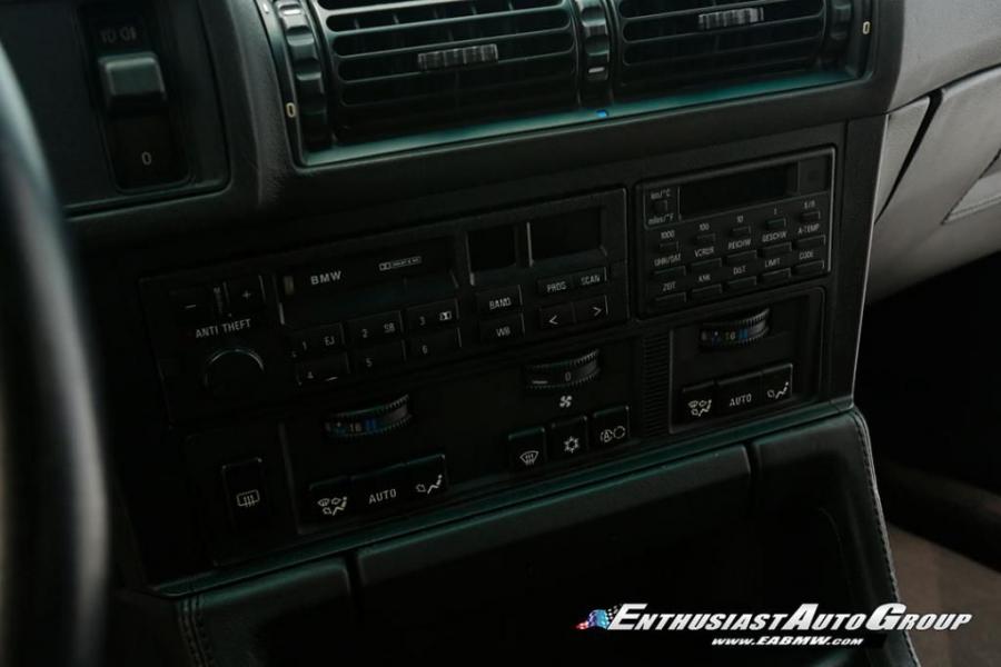 Детали интерьера BMW M5 Touring (Avus Blue) (WBSHJ91070BL01767) (E34) 1994 года  (фото 91 из 100)